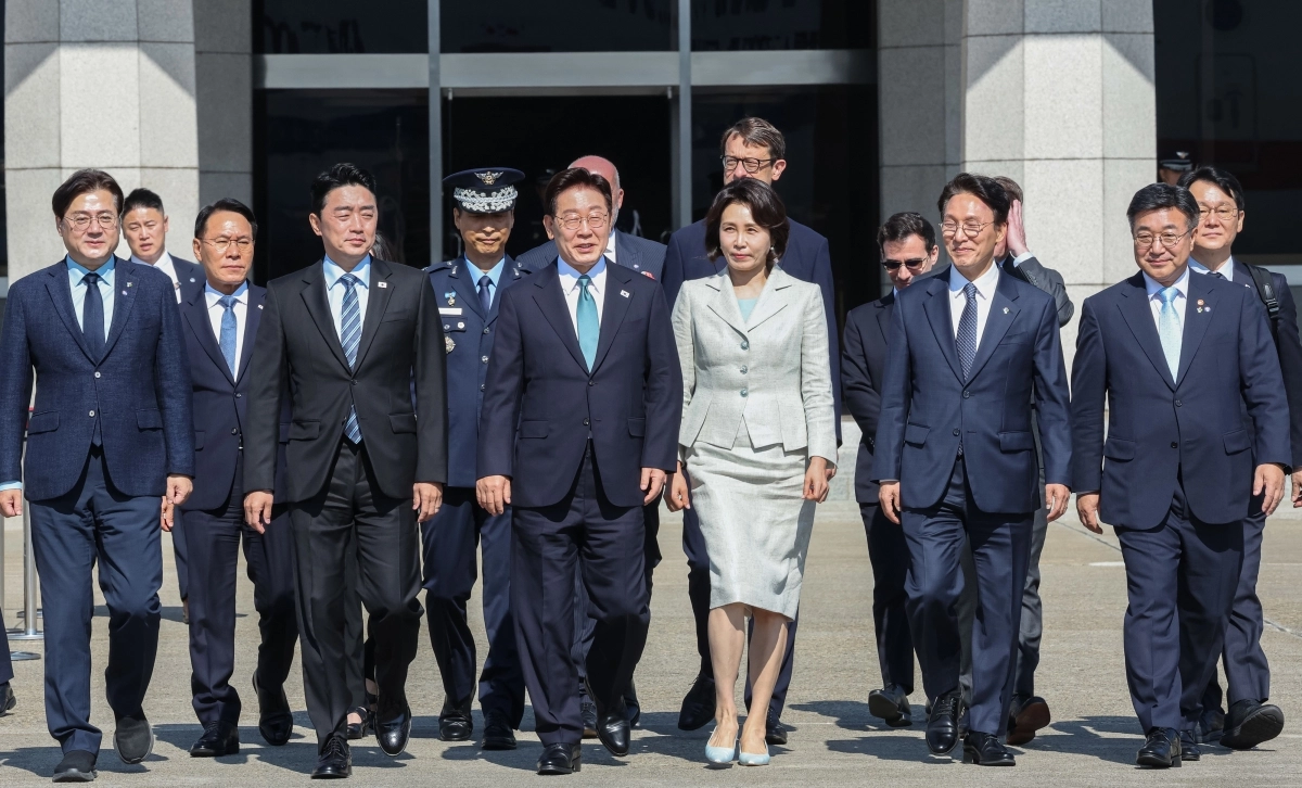 G7 정상회의 참석차 유럽 순방 일정에 나선 이재명 대통령과 김혜경 여사가 9일 경기 성남 서울공항에서 공군1호기로 이동하고 있다. 2026.6.9 뉴스1