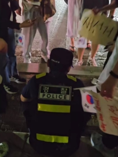 ‘잠실 개표소 봉쇄 시위’ 현장에서 시위 참가자들에게 조롱과 욕설을 들은 서울경찰청 2기동단 경비과장인 김민규 경정이 경찰청 내부 게시판에 ‘경권(警權)은 어디로’라는 제목의 심경글을 올렸다. 사진은 지난 5일 시위 현장에서 김 경정이 무전기를 든 채 일부 참가자들에게 둘러싸인 모습. 스레드 캡처
