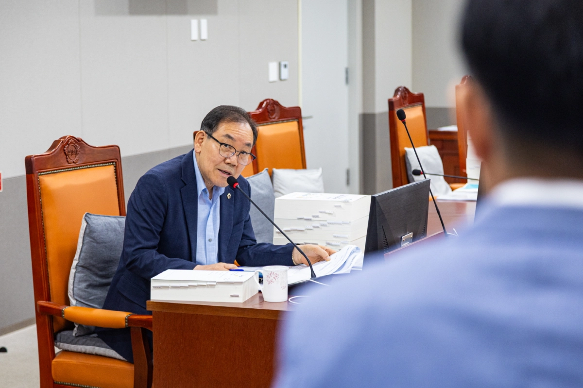 지난 10일 열린 경기도의회 도시환경위원회 결산안 심사 현장에서 최승용 의원이 관련 서류를 검토하며 경기도 정책사업의 성과지표 설정 오류와 집행잔액 관리 소홀 문제를 날카롭게 지적하고 있다. (사진=경기도의회)