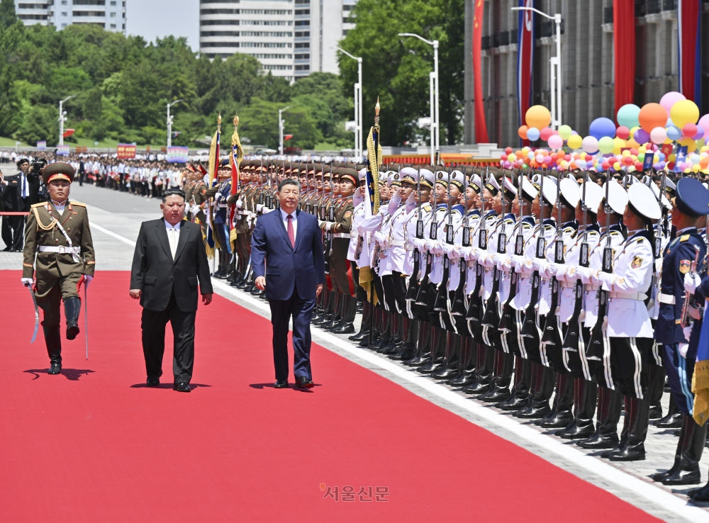6월 8일 김정은 북한 국무위원장이 평양 김일성 광장에서 시진핑 중국 국가주석을 위한 성대한 환영식을 열고 있다. 서울신문DB