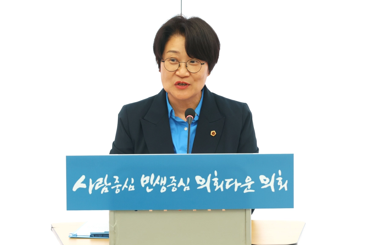 조례시행추진관리단 해단식에 참석한 신미숙 공동단장이 자치입법의 실효성 제고 성과를 발표하고, 제12대 의회에서도 선진적인 입법 점검체계가 지속되기를 기대하며 소회를 밝히고 있다. (사진=경기도의회)