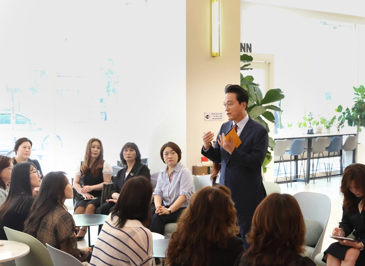 안민석 경기도교육감 당선인이 10일 고양시 소재 카페에서 열린 ‘경기교육대전환 경청투어’ 교육간담회를 진행하고 있다. 안민석 당선인 제공