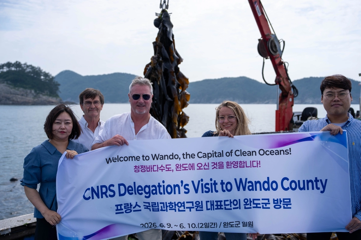 프랑스 국립과학연구원(CNRS) 관계자들이 지난 9일 완도 해조류 양식장 및 시설을 방문하고 있다.