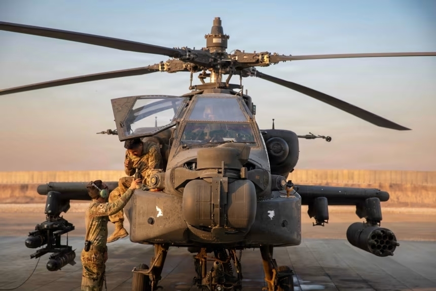 2025년 11월 5일(현지시간) 미 중부사령부 작전책임지역에서 미 육군 승무원들이 AH-64 아파치 공격 헬리콥터에 대한 비행점검을 실시하고 있다. 미 육군 자료