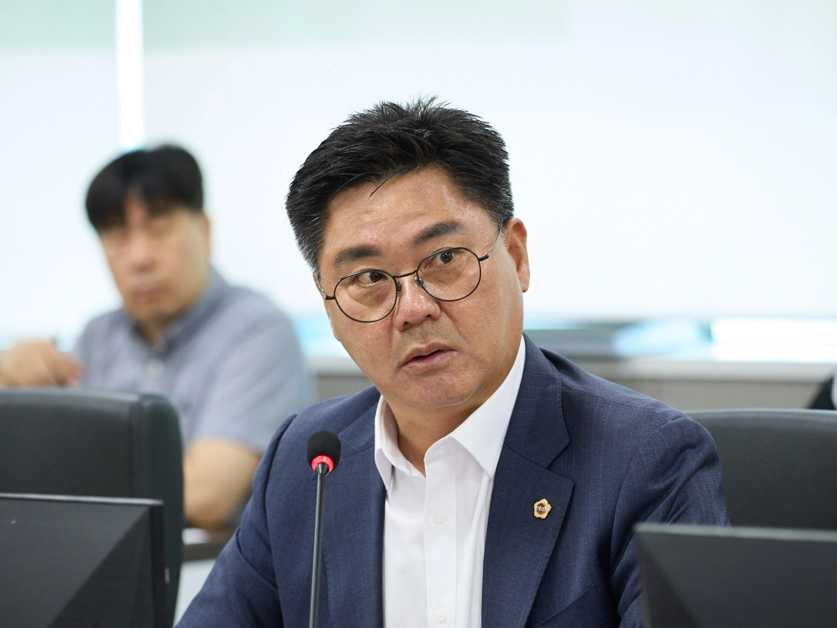 정하용 의원이 10일 열린 제391회 정례회 제1차 상임위원회에 참석해 사회혁신경제국장에게 베이비부머 인턴캠프 사업의 도내 지역 확대 필요성을 역설하고 있다. (사진=경기도의회)
