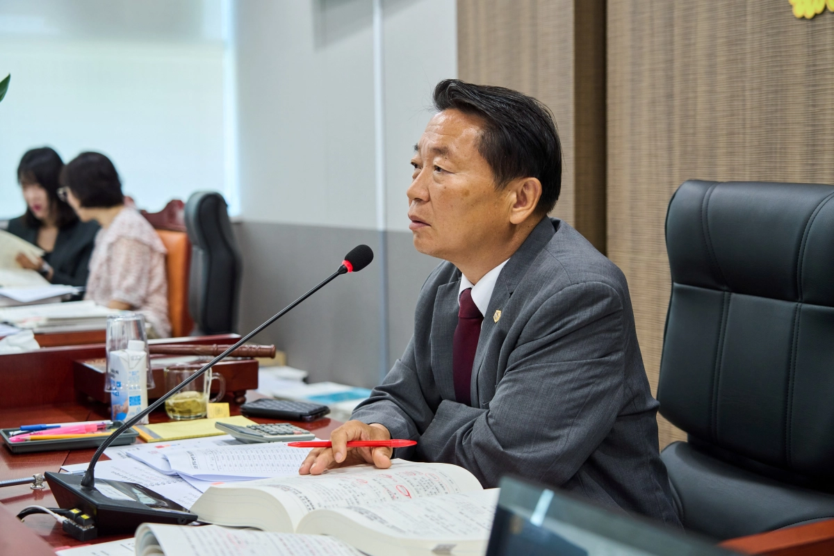 방성환 위원장이 10일 열린 제391회 정례회 상임위원회 회의에서 농수산생명과학국과 경기도농수산진흥원을 대상으로 질의하고 있다. (사진=경기도의회)