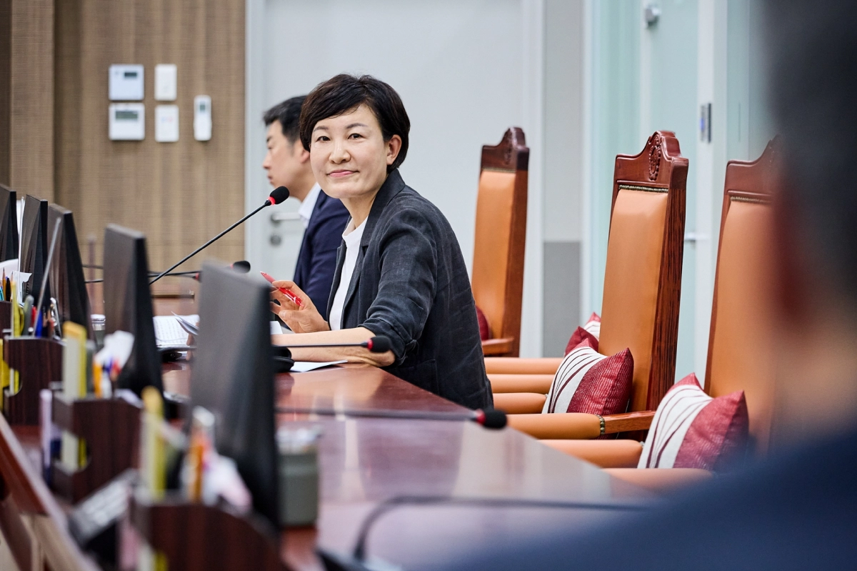 이채명 의원이 10일 열린 ‘2025회계연도 경기도 결산 심사’에서 기획조정실을 대상으로 100% 달성률에 가려진 성과지표의 형식적 운영과 예비비 과다 편성 문제를 지적하며 정책 개선을 촉구하고 있다. (사진=경기도의회)