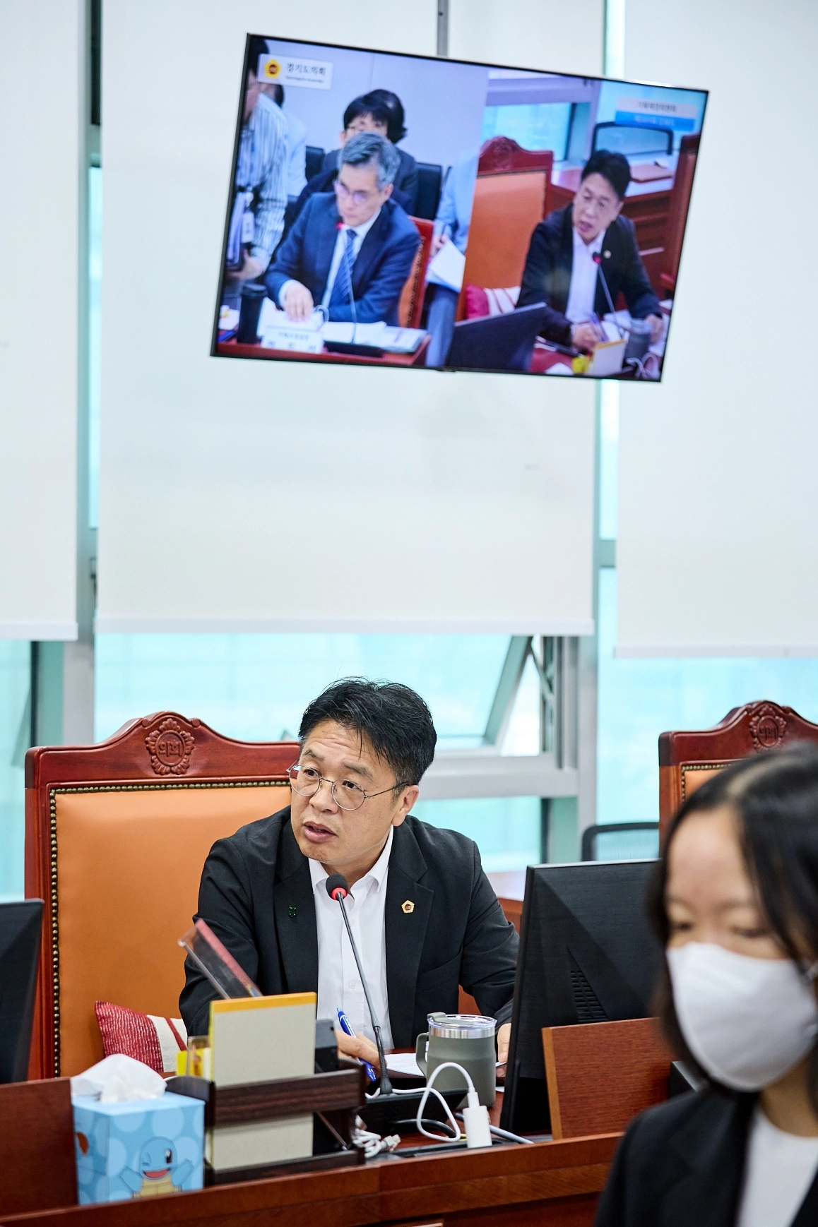 이석균 의원이 10일 열린 제391회 정례회 제1차 상임위원회 회의에서 기획조정실과 법무담당관실을 대상으로 질의하고 있다. (사진=경기도의회)