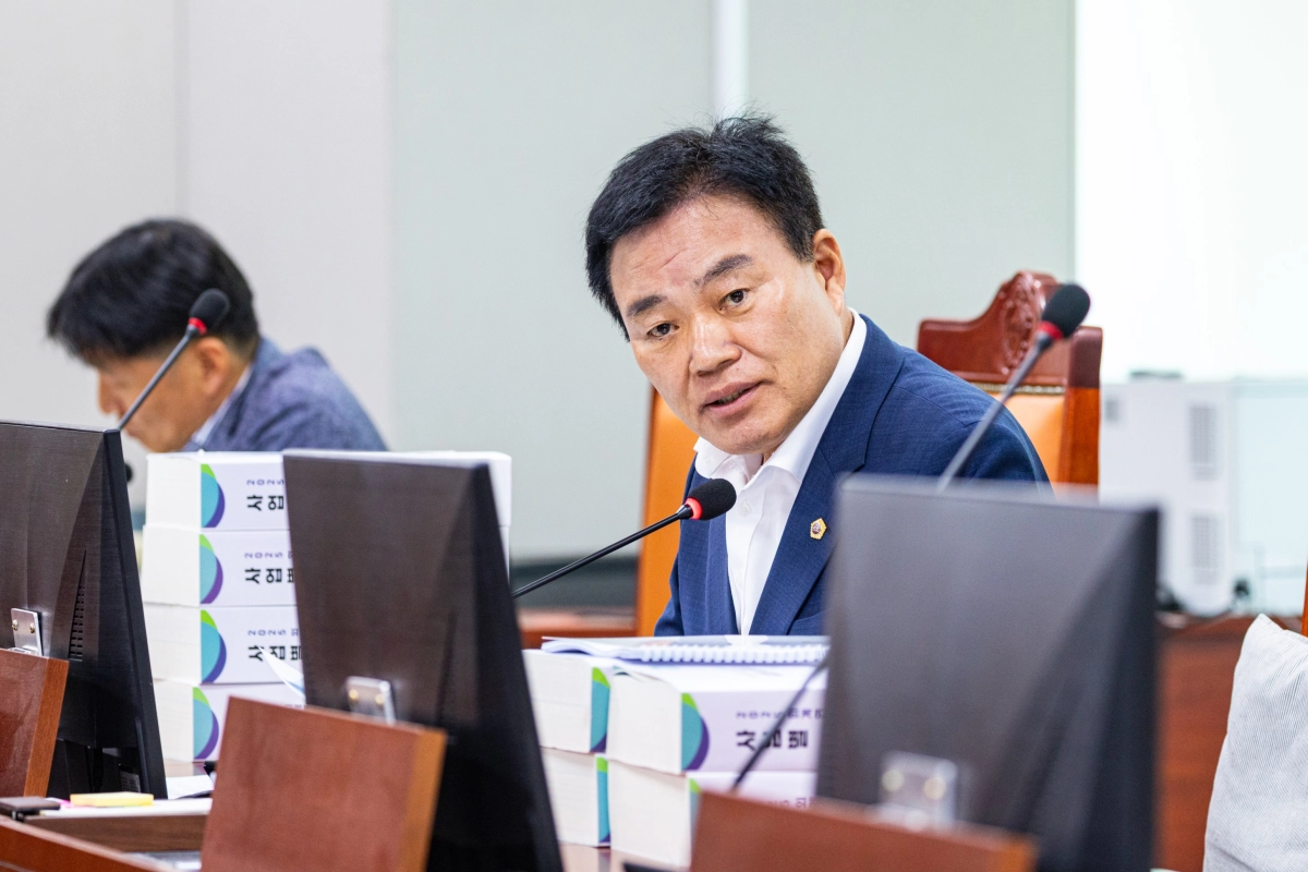 김종배 의원이 10일 열린 제391회 정례회 결산 심의에서 도시주택실과 수자원본부 등 소관 부서를 대상으로 시·군 행정 절차 지연에 따른 예산 집행 부진 문제를 지적하며 경기도의 적극적인 중재 역할을 촉구하고 있다. (사진=경기도의회)