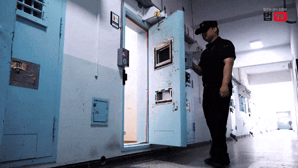 윤석열 전 대통령이 서울구치소에서 여러 개의 수용 거실을 혼자 사용하고 있다는 의혹과 관련해 법무부가 구치소 독거실 내부를 공개하며 특혜 의혹을 부인했다. 법무부는 10일 ‘전직 대통령이 수감 중이라는 서울구치소의 그 방, 최초 공개’라는 제목으로 공식 유튜브 채널 ‘법무부TV’에 2분 14초 분량의 영상을 게시했다. 2026.6.10 법무부TV