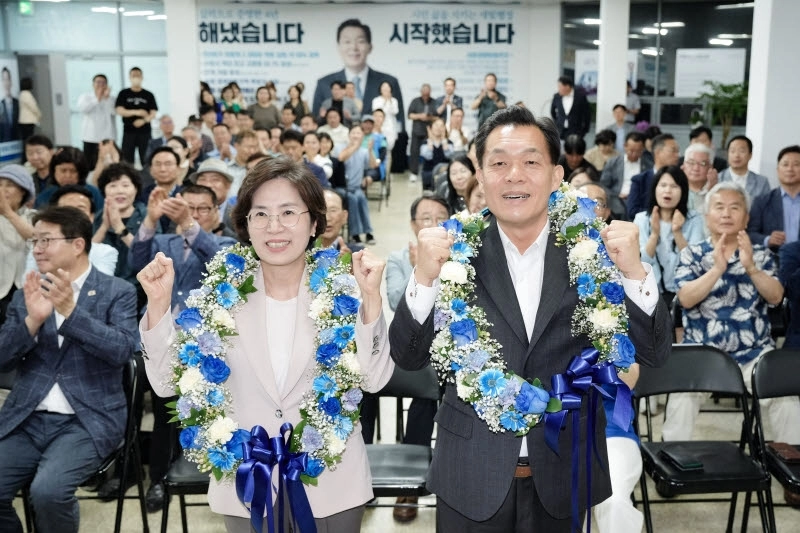 6·3 전국동시지방선거에서 재선에 성공한 이재준 수원특례시장 부부. 이재준 선거캠프 제공