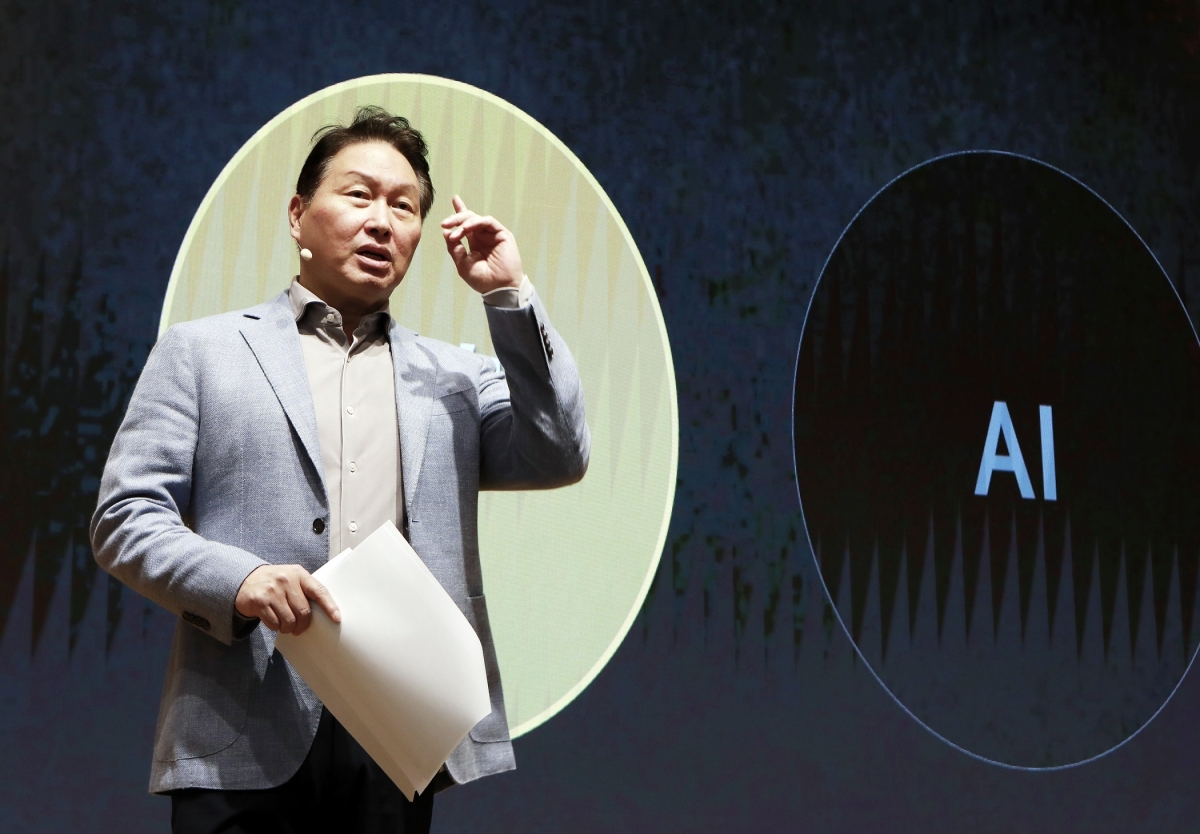 SK그룹은 11일부터 ‘2026 뉴 이천포럼’을 열고 AX(AI 전환) 로드맵을 고도화한다고 10일 밝혔다. 사진은 최태원 SK그룹 회장이 2024년 경기 이천서 열린 CEO 세미나에서 연설하는 모습. SK 제공