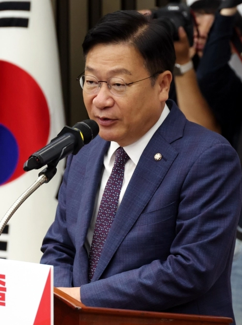10일 국회에서 열린 국민의힘 원내대표 선출 의원총회에서 신임 원내대표로 당선된 정점식 의원이 인사말을 하고 있다. 연합뉴스