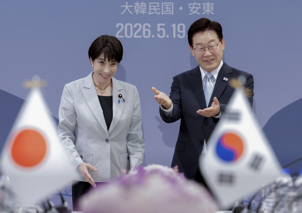 자리 안내하는 이재명 대통령