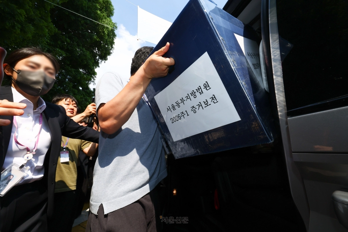김지연 서울동부지방법원 부장판사와 관계자들이 10일 오후 6·3 지방선거 투표용지 부족 사태가 발생한 잠실7동 제2투표소였던 서울 송파구 우성아파트 노인정의 현장 검증을 마친 뒤 증거물을 들고 현장을 나서고 있다. 2026.6.10 도준석 전문기자