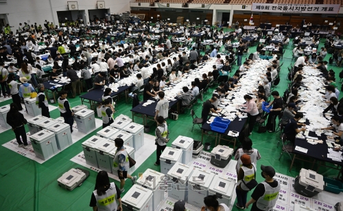 6·3지방선거 개표 작업 자료사진(기사와 직접 관련 없음). 서울신문 DB