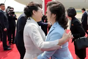 [포토] 평양 공항서 포옹하는 리설주-펑리위안