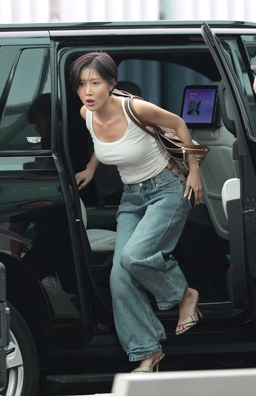 마마무 화사가 10일 인천국제공항에 도착해 태국으로 출국하고 있다. 2026.6.10<br>뉴스1