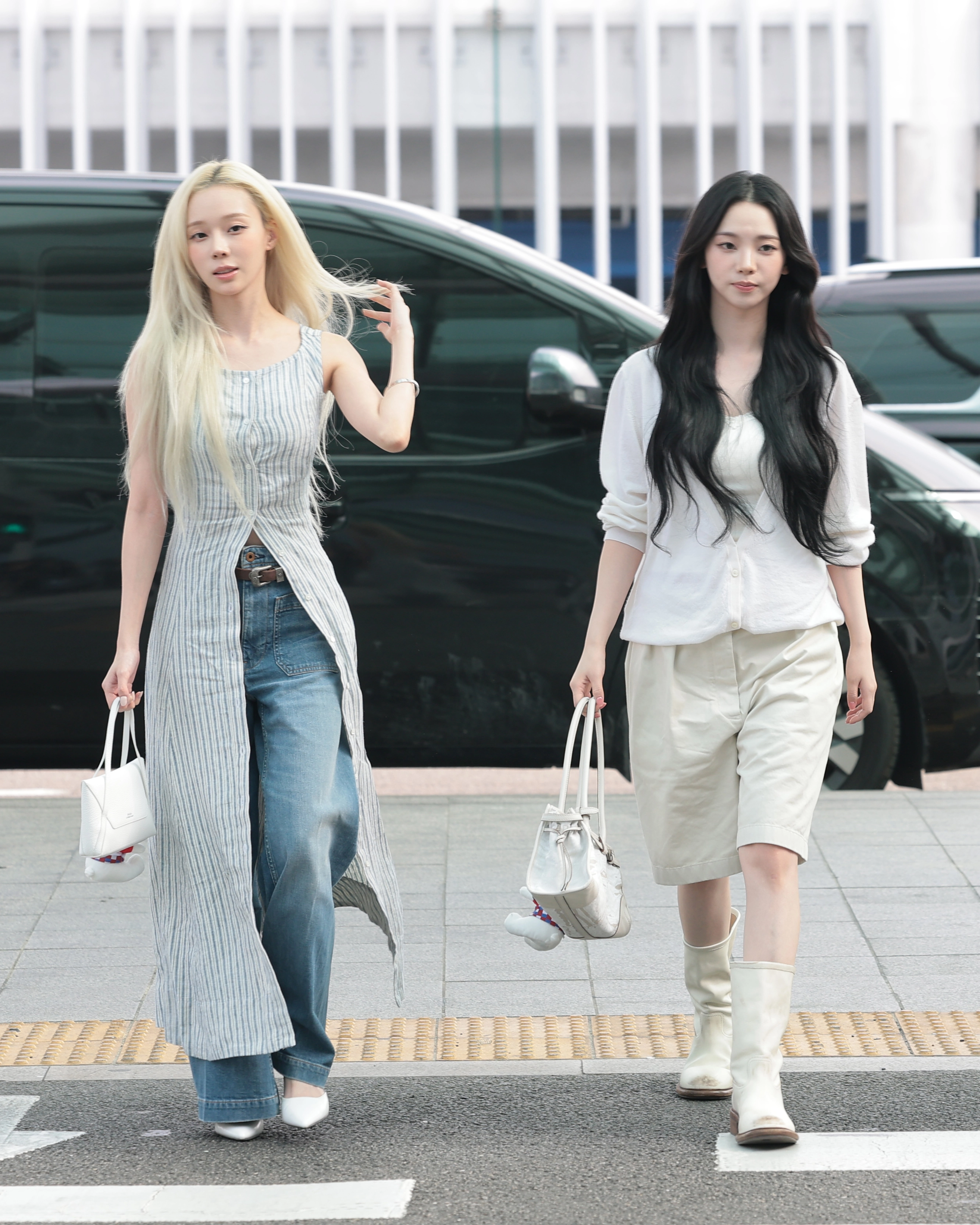 에스파 윈터와 카리나(오른쪽)가 월드컵 응원을 위해 10일 인천국제공항에 도착해 멕시코로 출국하고 있다. 2026.6.10.<br>뉴스1