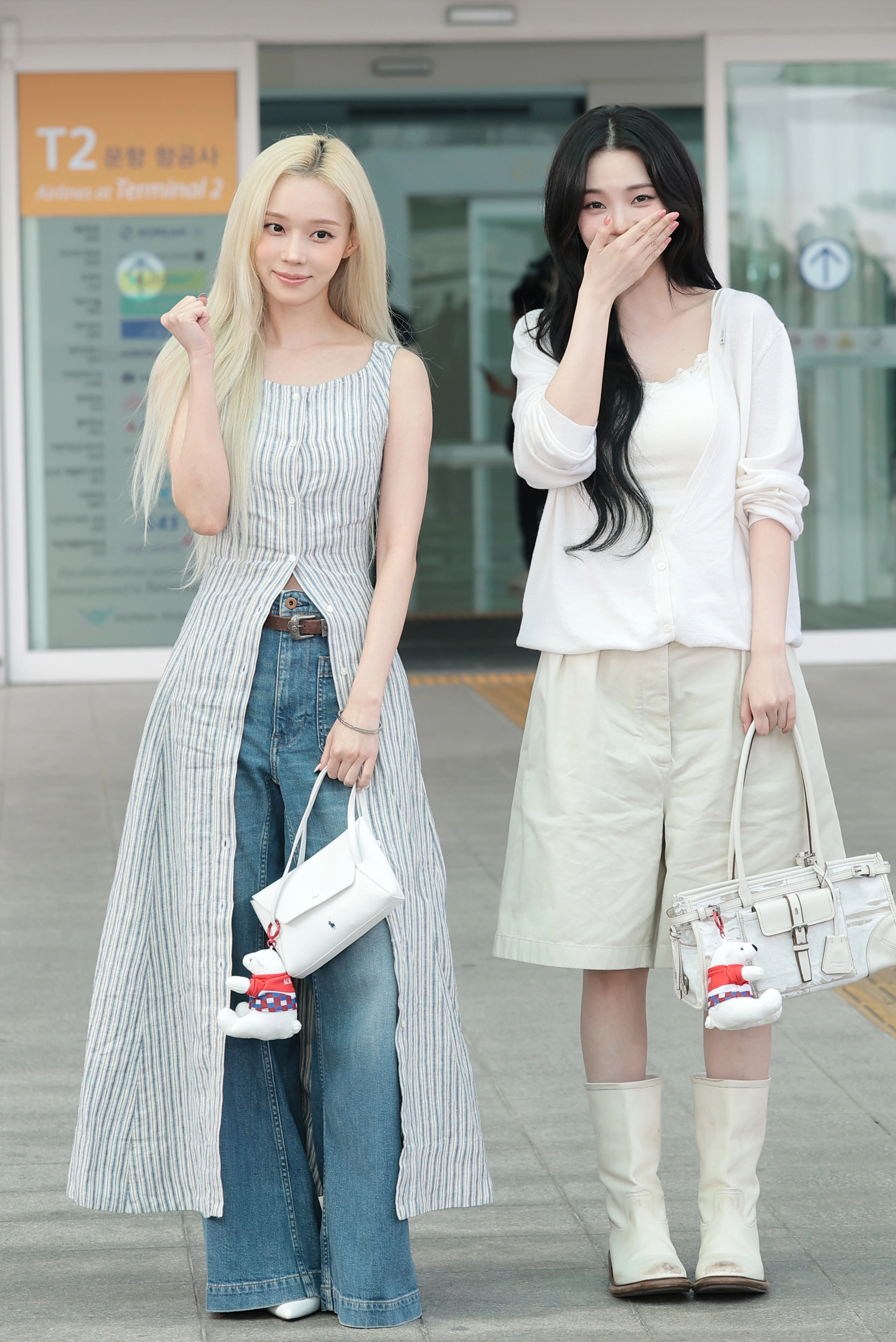 에스파 윈터와 카리나(오른쪽)가 월드컵 응원을 위해 10일 인천국제공항에 도착해 멕시코로 출국하기 전 포즈를 취하고 있다. 2026.6.10.<br>뉴스1
