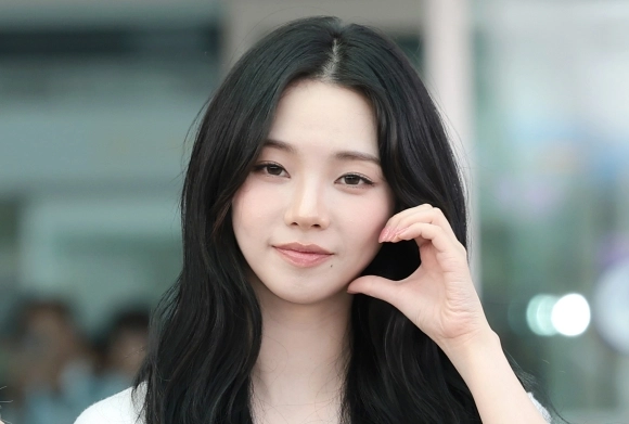 에스파 카리나가 월드컵 응원을 위해 10일 인천국제공항에 도착해 멕시코로 출국하기 전 포즈를 취하고 있다. 2026.6.10.<br>뉴스1
