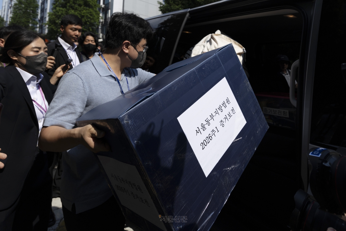 김지연 서울동부지방법원 부장판사와 관계자들이 10일 6·3 투표용지 부족 사태가 발생한 서울 송파구 잠실7동 제2투표소의 현장 검증을 마친 후 건물을 나서고 있다. 2026.6.10 도준석 전문기자