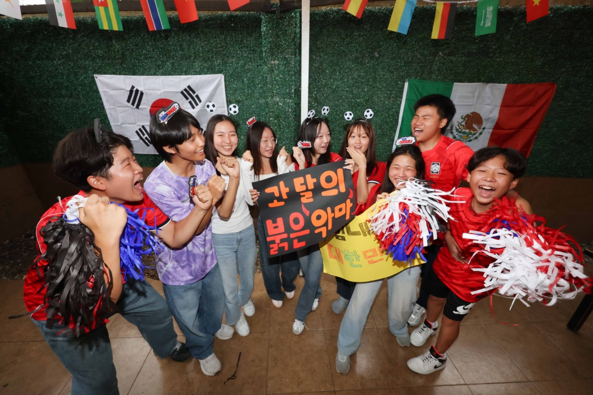 과달라하라에 있는 한국식당에서 교민 학생들이 직접 만든 대표팀 응원도구를 들어 보이고 있다. 뉴시스