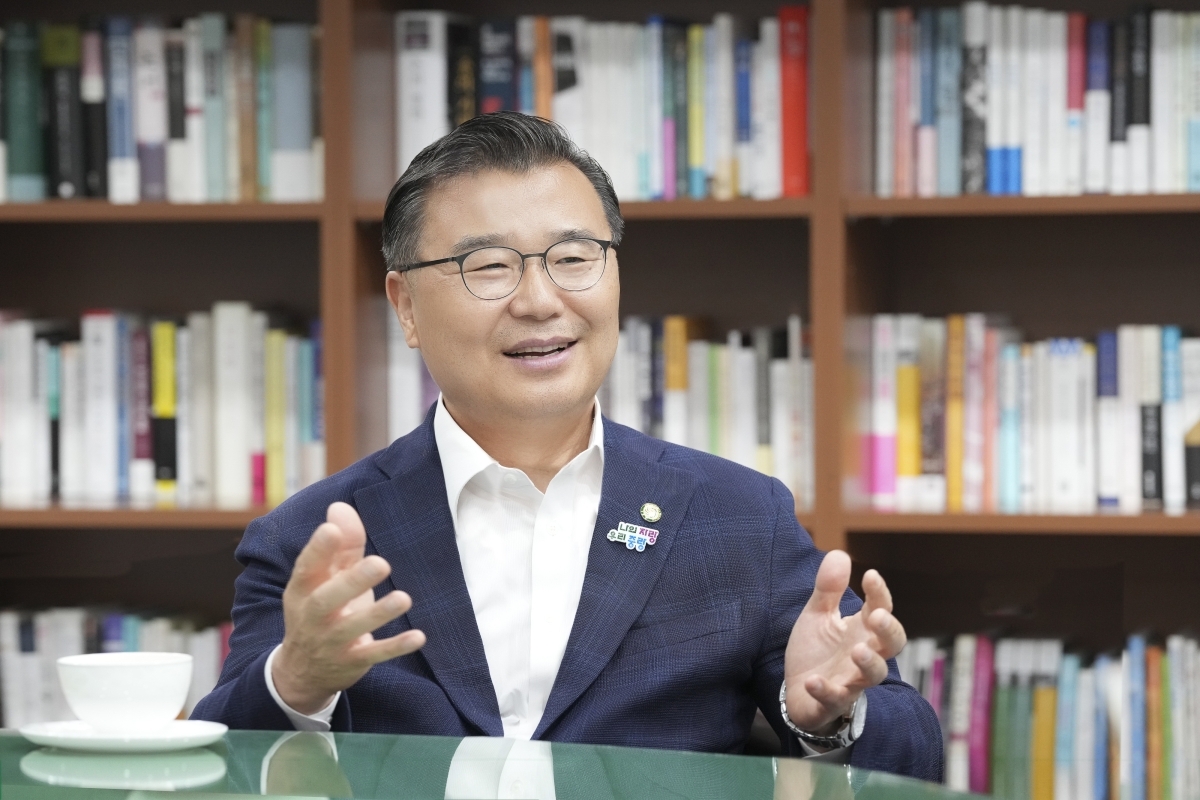 류경기 서울 중랑구청장이 10일 집무실에서 진행한 서울신문과의 인터뷰에서 민선 9기 구정 목표를 설명하고 있다. 그는 “구민들이 ‘류경기, 참 잘 뽑았다’고 자랑스러워할 수 있도록 온 힘을 다해 뛰겠다”며 활짝 웃었다. 중랑구 제공