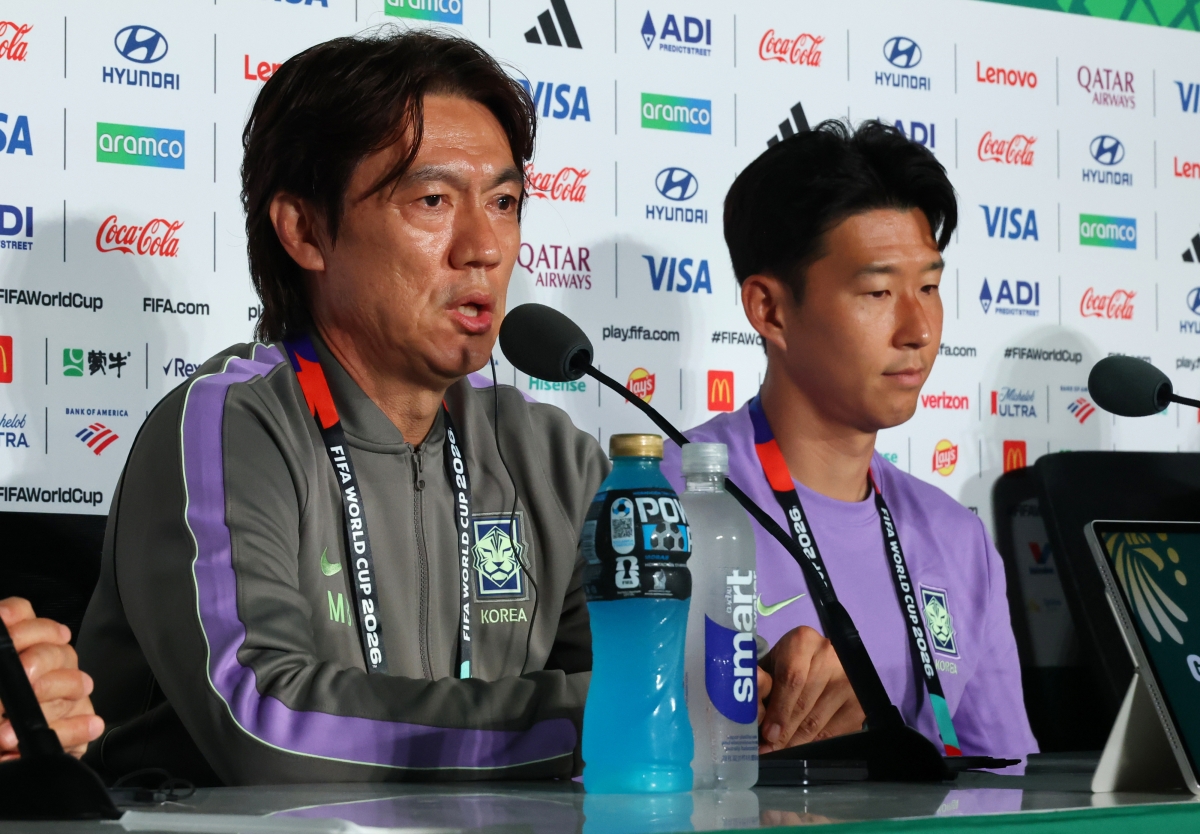 2026 피파 월드컵에 출전한 한국축구국가대표팀의 홍명보 감독이 체코와의 경기를 하루 앞둔 10일(현지시간) 멕시코 과달라하라 스타디움에서 열린 공식 기자회견에 손흥민과 함께 참석해 기자의 질문에 답하고 있다. 사포판 연합뉴스