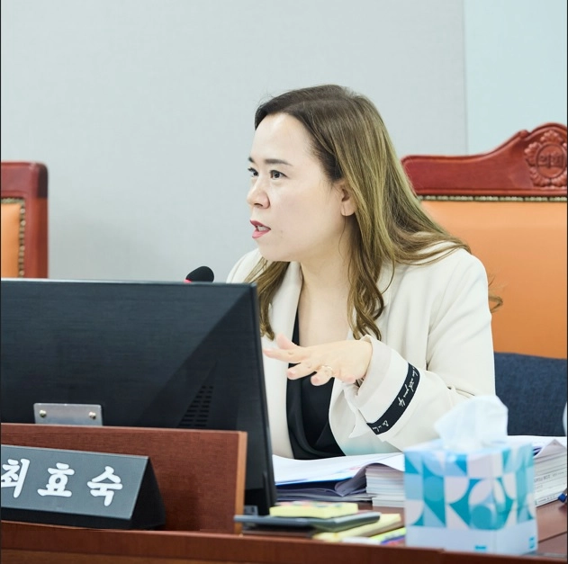 ▲ 10일 열린 경기도의회 여성가족평생교육위원회 ‘2025회계연도 결산 승인 심사’에서 최효숙 의원이 여성가족국을 상대로 예산 불용 및 수요예측 실패 문제를 날카롭게 질타하고 있다. (사진=경기도의회)
