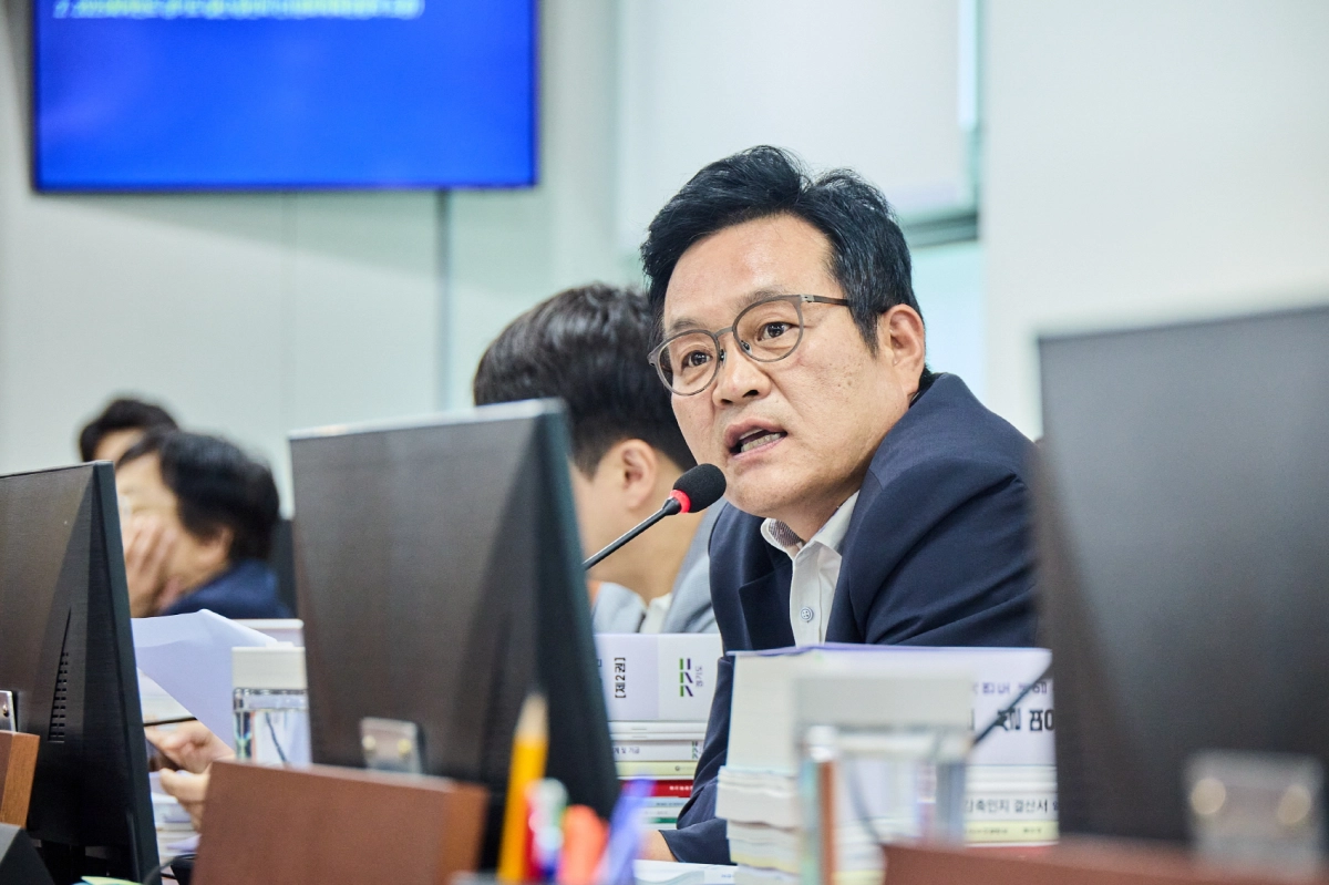 ▲ 10일 열린 경기도의회 문화체육관광위원회 결산심사에서 이학수 의원이 문화체육관광국장 등을 상대로 정량적 집행률 위주의 예산 운용을 비판하며 실질적인 도민 체감형 성과 지표 도출을 촉구하고 있다. (사진=경기도의회)