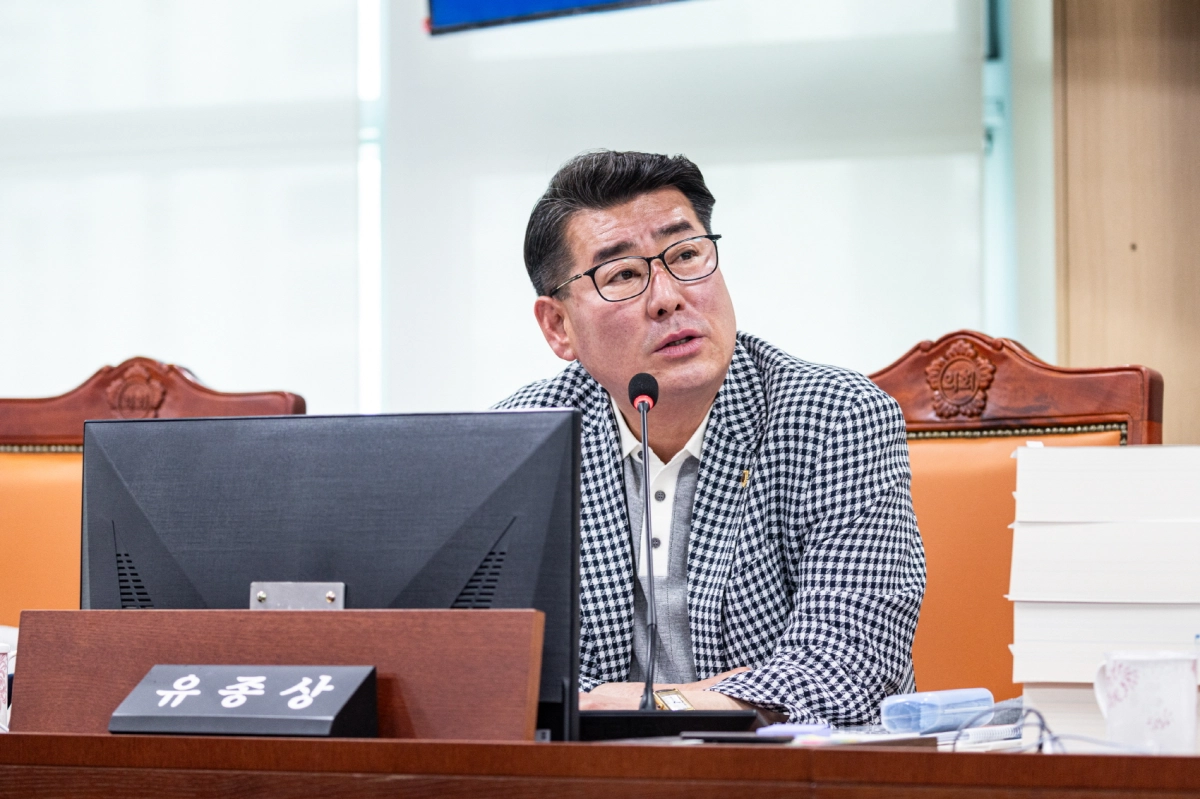 ▲ 10일 열린 경기도의회 도시환경위원회 제2차 회의 결산심사에서 유종상 의원이 수자원본부를 대상으로 ‘녹물 없는 우리집 수도관 개량사업’의 시군별 집행 편차를 지적하고 예산의 효율적 배분을 촉구하고 있다. (사진=경기도의회)