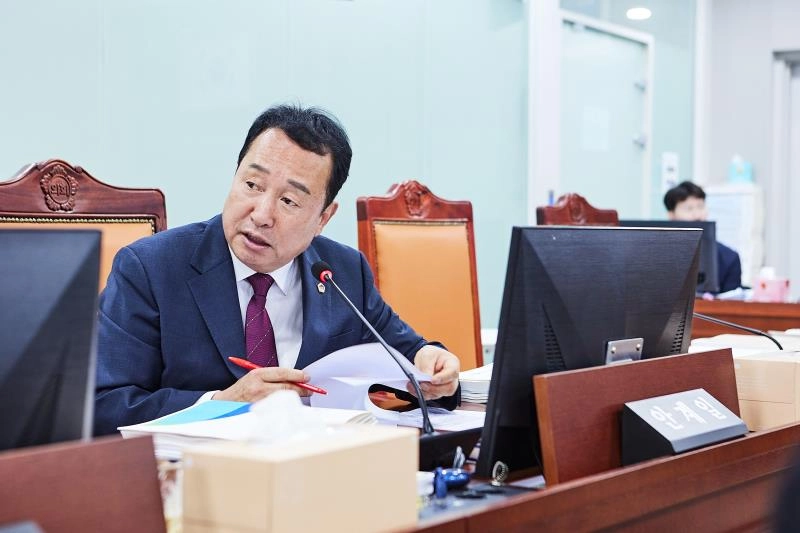 ▲ 10일 열린 경기도의회 안전행정위원회 ‘2025 회계연도 경기도 결산심사’에서 안계일 의원이 자치행정국장을 상대로 도세 체납액 징수율 미달 문제를 지적하며 디지털 기반의 징수 체계 고도화를 촉구하고 있다. (사진=경기도의회)