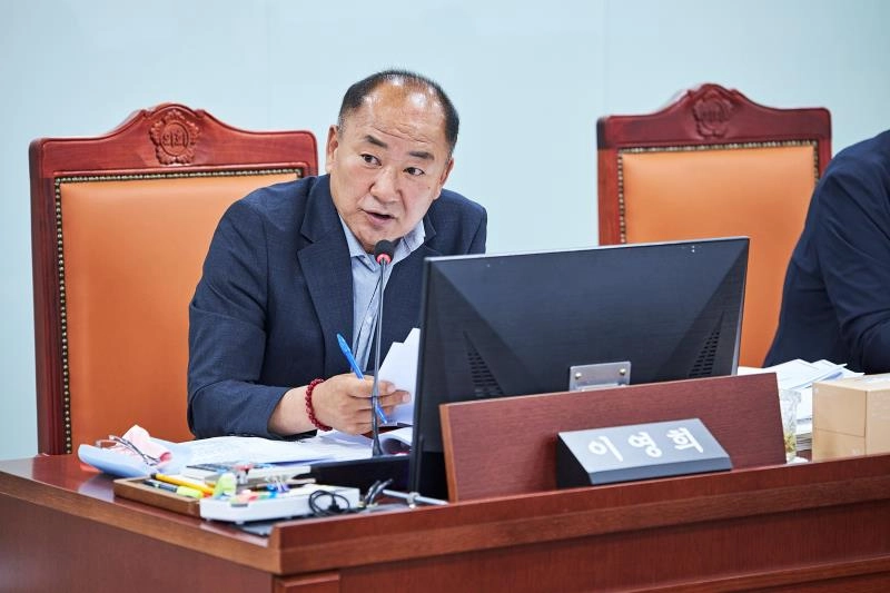 ▲ 10일 열린 경기도의회 안전행정위원회 ‘2025 회계연도 경기도 결산심사’에서 이영희 의원이 자치행정국을 대상으로 경기도기록원 건립 지연과 예산 이월 문제를 점검하며 총괄부서의 책임 있는 관리를 촉구하고 있다. (사진=경기도의회)