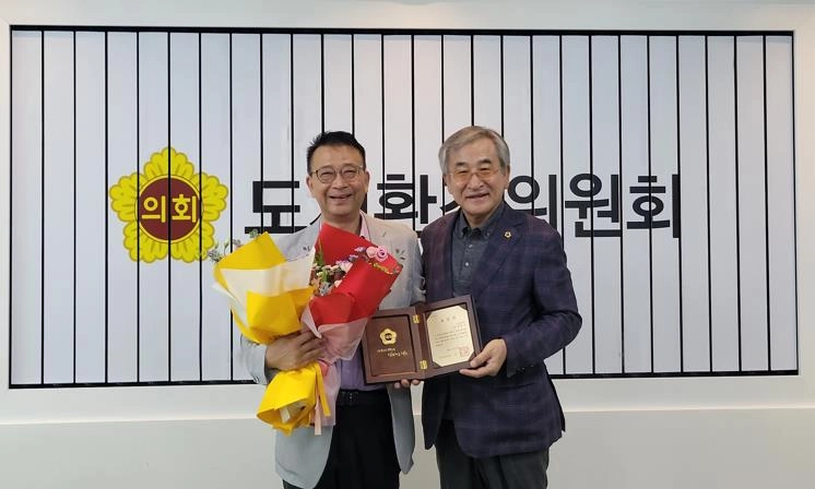 ▲ 「2025년도 경기도의회 우수조례(도의회 의장상)」를 수상한 백현종 대표의원(왼쪽)이 기념촬영을 하고 있다. (사진=경기도의회)