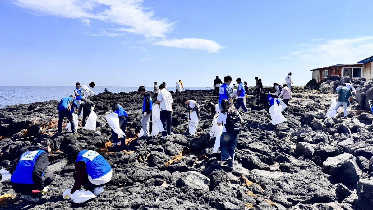 제주도와 제주관광공사는 오는 11월 30일까지 ‘2026 제주 플로깅 참여 활성화 지원사업’을 추진한다. 참여단체에는 1인당 1만원 지원금을 지급한다. 제주관광공사 제공
