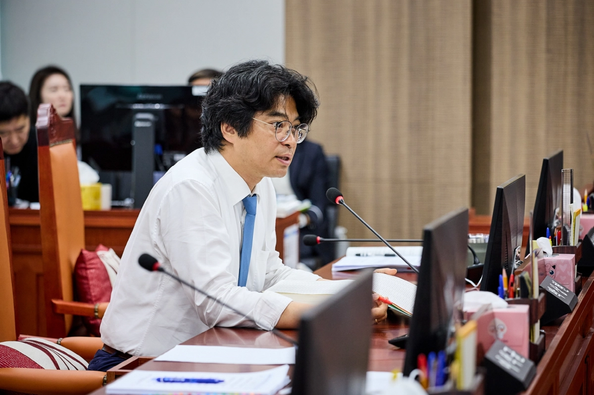 ▲ 경기도의회 기획재정위원회 결산심사에서 박상현 의원이 균형발전실을 대상으로 시·군 교부 후 방치된 유휴자금의 현황을 지적하며, 프로세스 개선 및 맞춤형 자금운영 매뉴얼 수립을 촉구하고 있다. (사진=경기도의회)