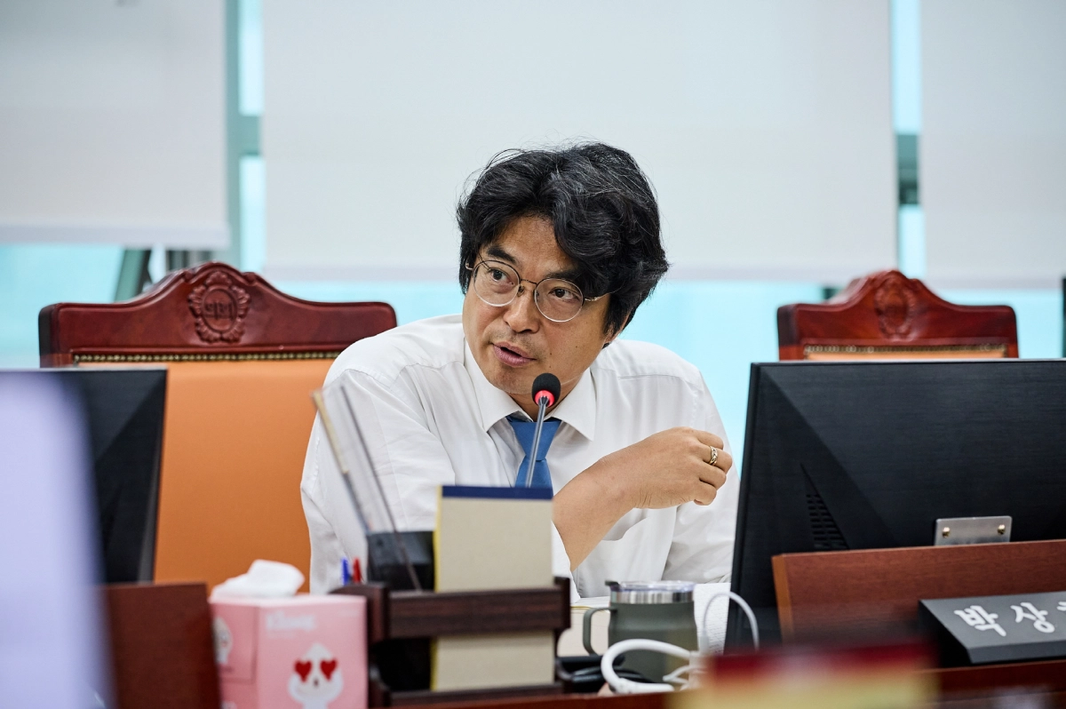 ▲ 경기도의회 기획재정위원회 결산심사에서 박상현 의원이 기획조정실을 상대로 위탁사업비 및 유휴자금의 부실한 운용 실태를 지적하며 고강도 실태조사와 금융상품 다각화 등의 관리 체계 혁신을 요구하고 있다. (사진=경기도의회)