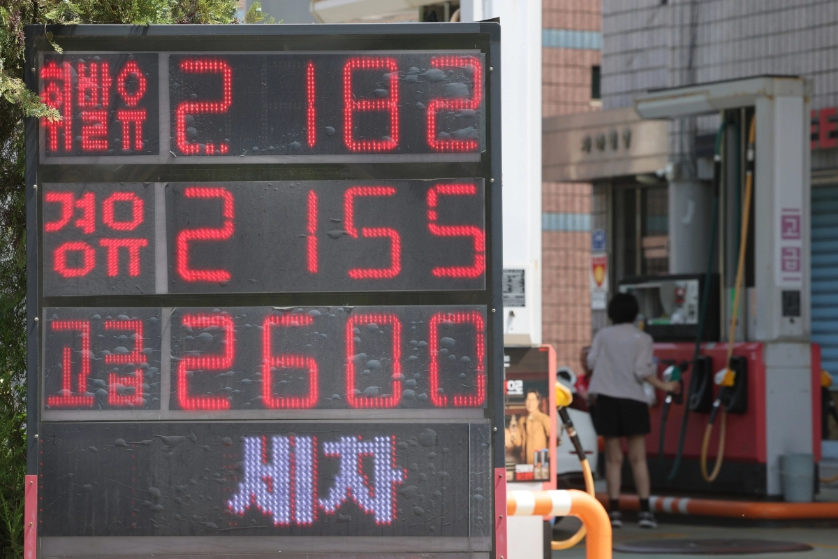 지난달 소비자물가가 2년 2개월 만에 가장 큰 폭으로 상승하며 3%대를 기록했다. 중동 전쟁 여파로 국제 유가가 급등하면서 석유류 물가가 3년 10개월 만에 최고 수준으로 오르며 물가지수를 끌어 올렸다. 사진은 2일 서울 시내 주유소 모습. 연합뉴스