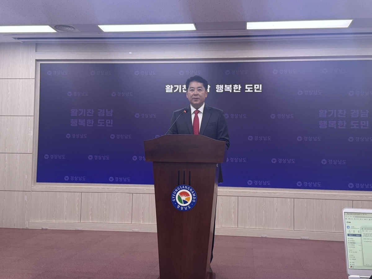 박완수 경남도지사 후보 캠프 유해남 전 수석대변인이 11일 경남도청 프레스센터에서 기자회견을 열고 더불어민주당 경남도당의 정치공세 중단을 촉구하고 있다. 2026.6.11. 이창언 기자