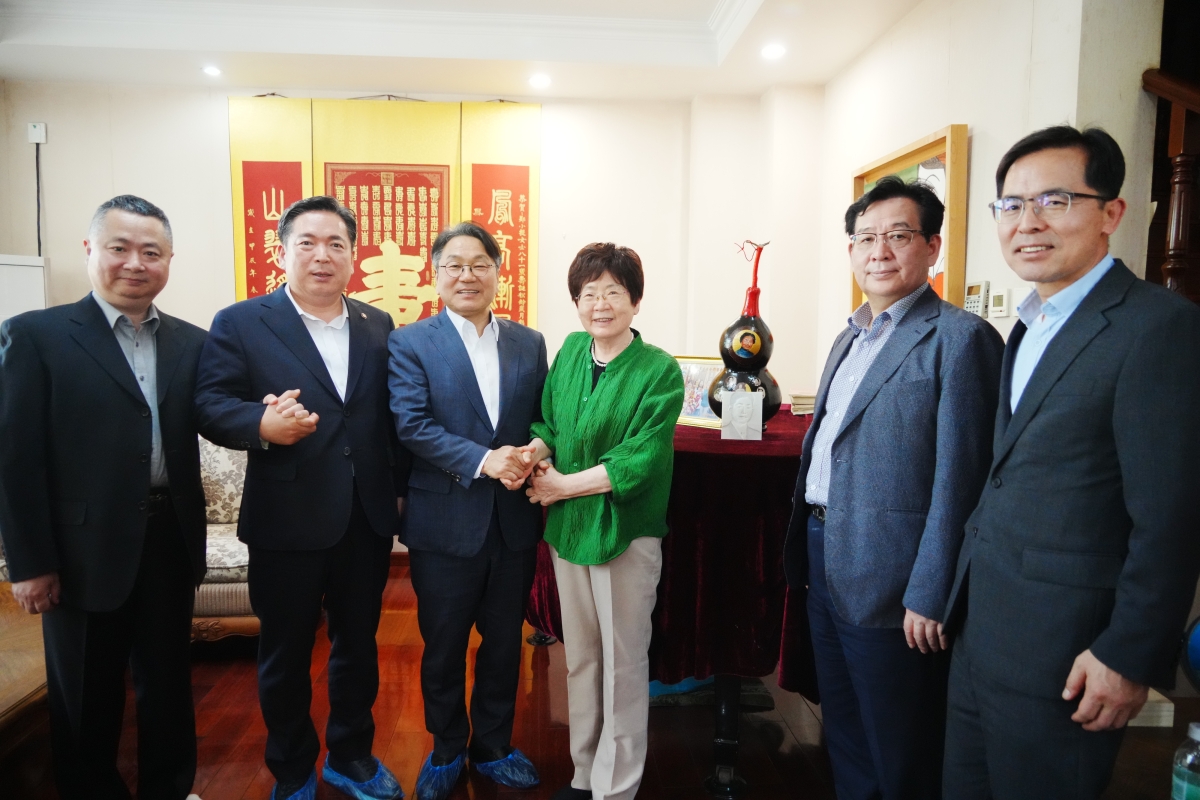 강기정 광주시장 등 광주시 대표단이 9일 중국 베이징에서 정율성의 딸 정소제 여사를 만나 기념사업과 관련해 논의한 뒤 기념촬영을 하고 있다. 공동취재단 제공