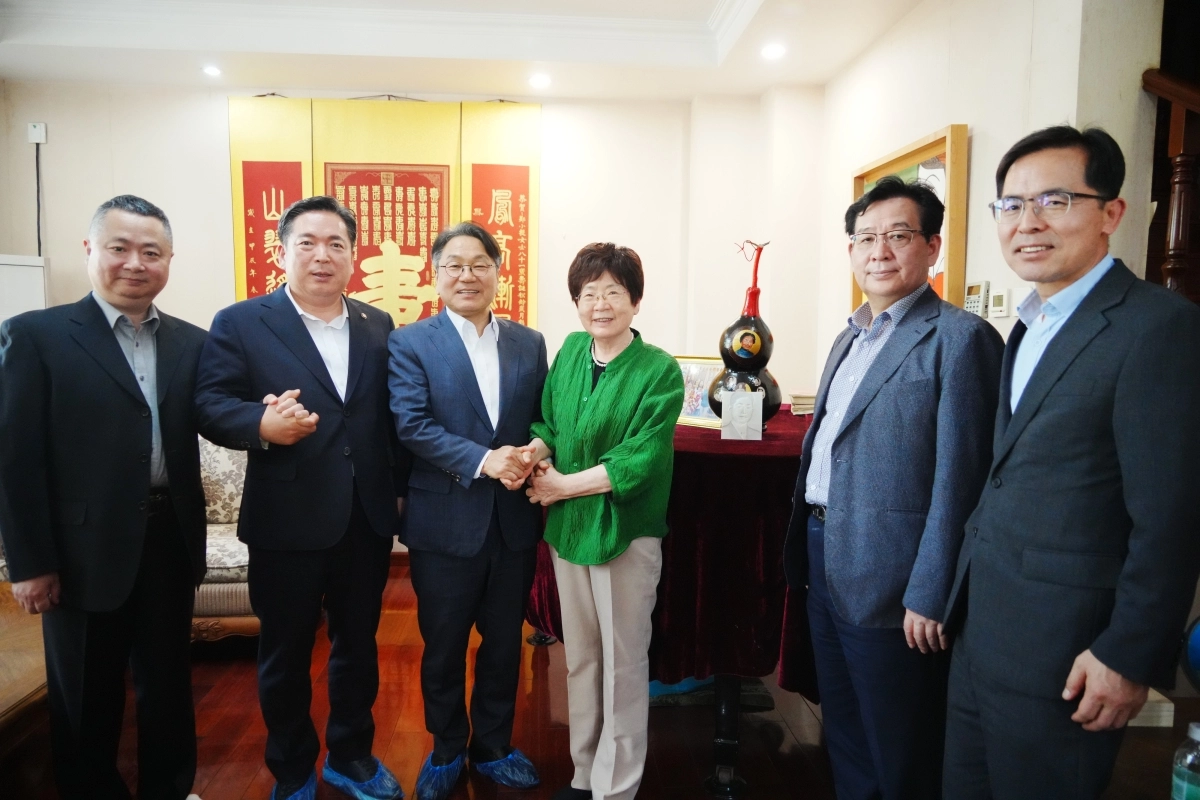 강기정 광주시장 등 광주시 대표단이 9일 중국 베이징에서 정율성의 딸 정소제 여사를 만나 기념사업과 관련해 논의한 뒤 기념촬영을 하고 있다. 공동취재단 제공