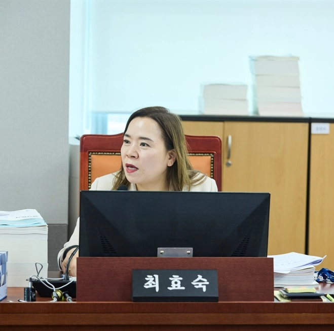 ▲ 10일 열린 ‘2025회계연도 결산 승인 심사’에서 최효숙 의원이 경기도서관장을 상대로 도서구입비를 감액해 플랫폼 개발 준공금으로 전용한 방만 행정을 질타하며 예산 운용 내실화를 요구하고 있다. (사진=경기도의회)