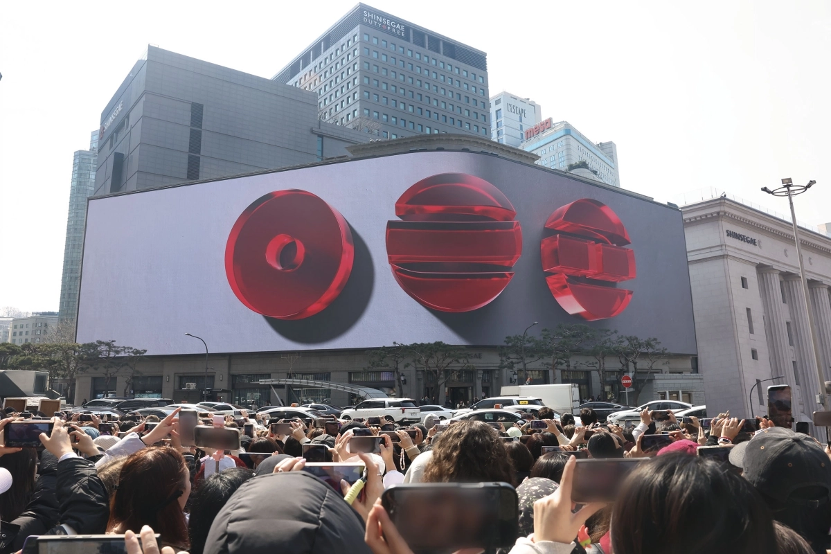 지난 3월 신세계백화점 본점 앞 신세계스퀘어에 방탄소년단(BTS) 컴백 기념 뮤직비디오가 상영되자 이를 보기 위한 인파가 몰려 있다. 신세계백화점 제공