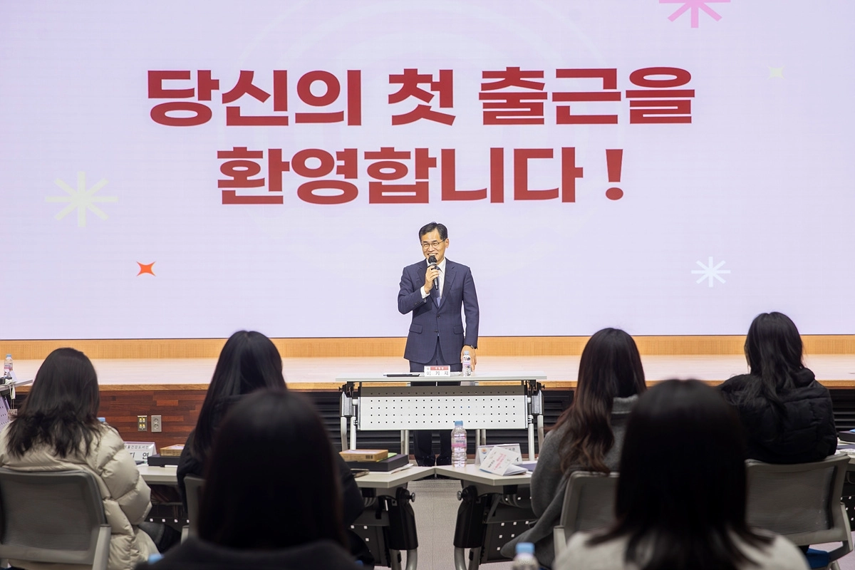 이기재 양천구청장이 지난 1월 구청 디지털미디어센터에서 열린 ‘2026년 상반기 행정인턴’ 오리엔테이션에서 환영인사를 하고 있다. 양천구 제공