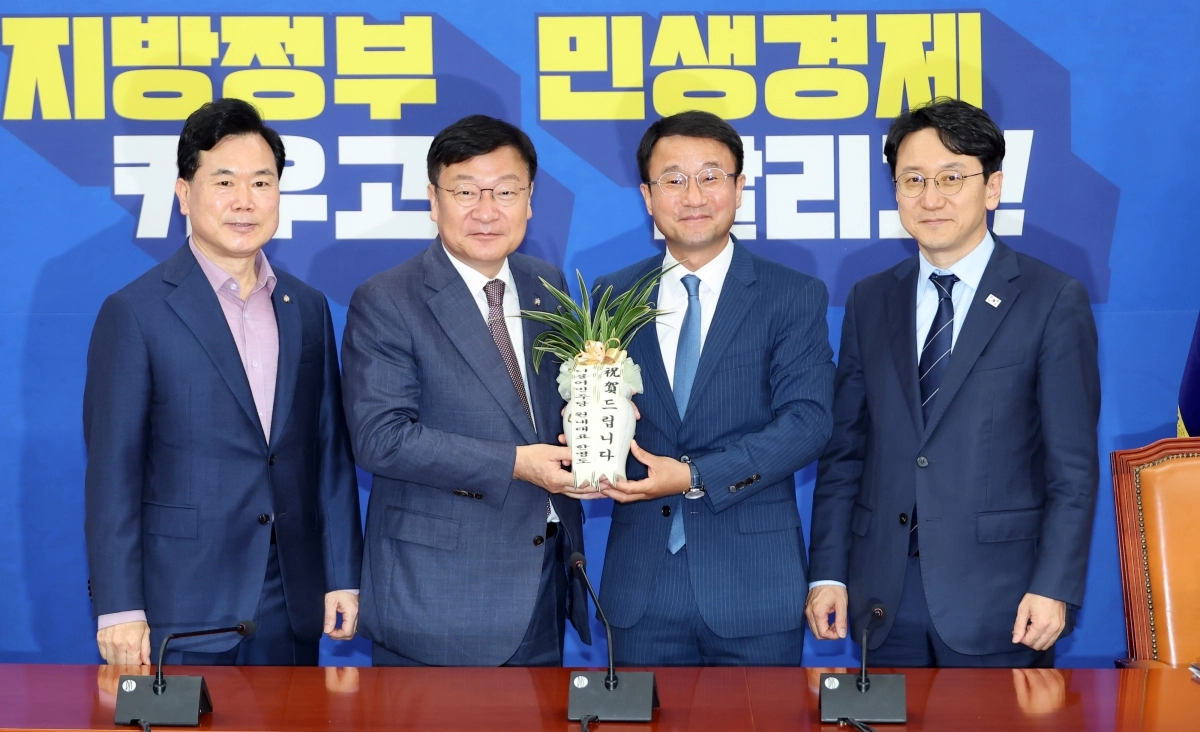 취임 축하 난 기념촬영하는 여야 원내대표