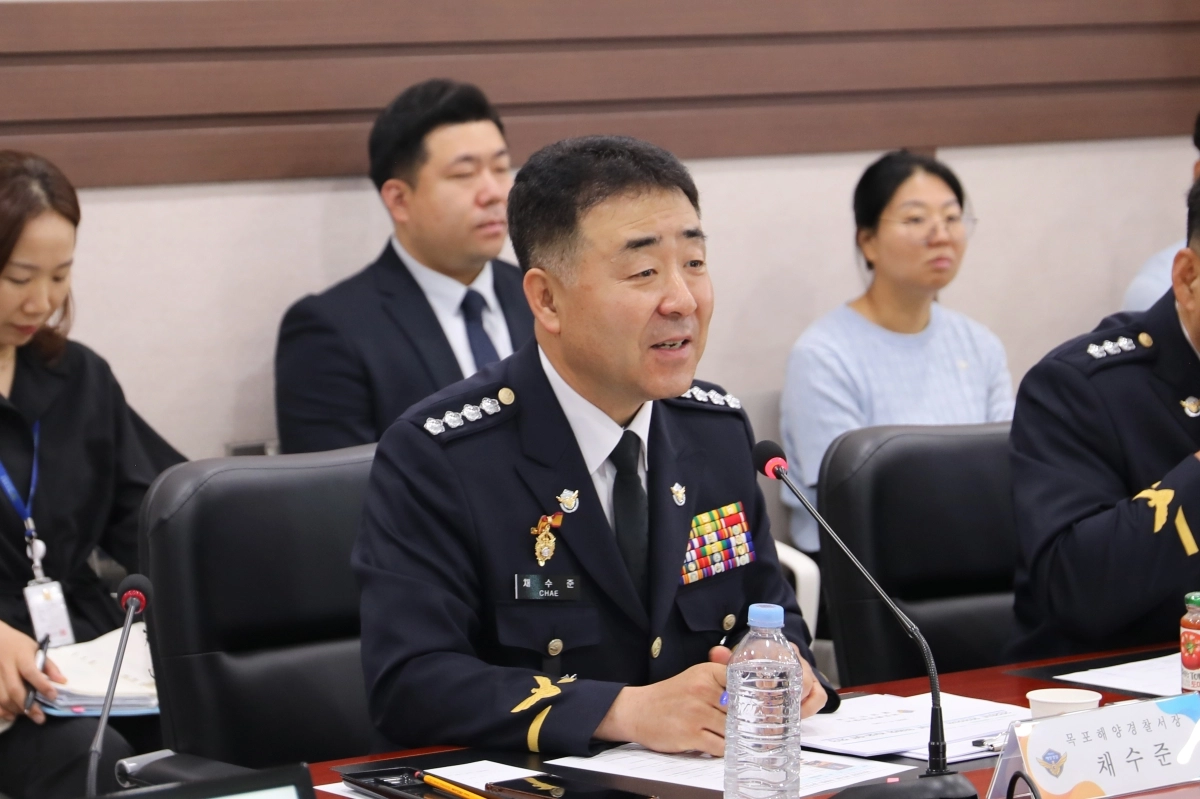 목포해양경찰서는 11일 연안사고 예방과 지역사회 참여형 연안안전관리체계 구축을 위해 관내 자율방범대와 함께 ‘2026년 연안안전 ACTIVE 위원회 Kick-Off 회의’를 개최했다. 사진은 채수준 목포해양경찰서장. (목포해경 제공)