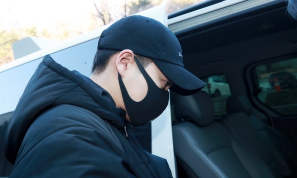 만취 상태로 무면허 운전을 하다가 사고를 낸 배우 손승원씨가 서울중앙지법에서 열린 구속 전 피의자 심문(영장실질심사)을 마친 뒤 밖으로 나서고 있다. 연합뉴스