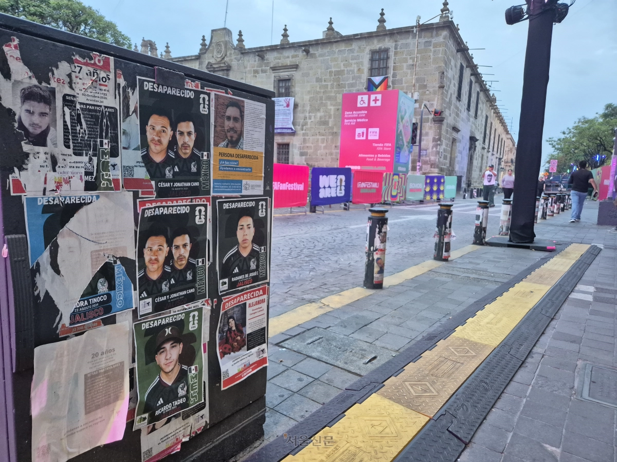 10일(현지시간) 멕시코 할리스코주 과달라하라의 관광 명소 리베라시온 광장의 한 전기 배전함에 실종자 수배 전단이 빼곡하게 붙어 있다. 오른쪽으로 이어진 도로 분리 기둥에도 모두 전단이 붙어 있다.
