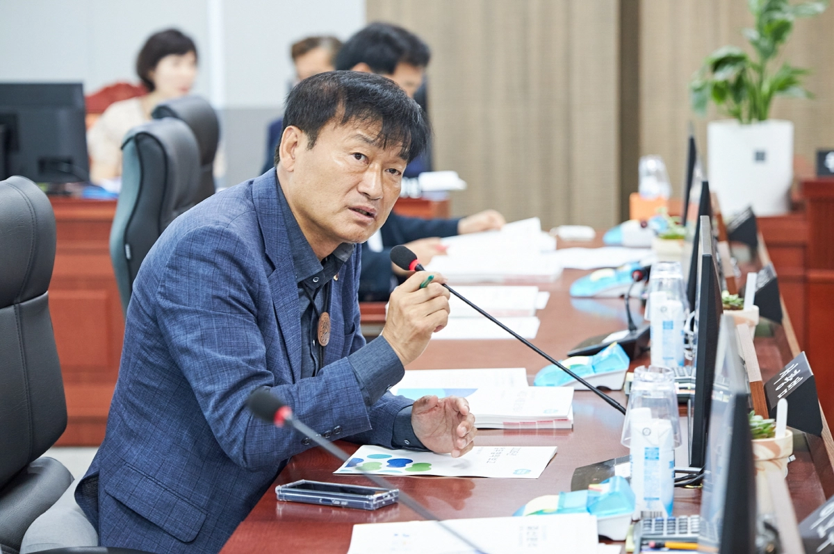 ▲ 11일 열린 축산동물복지국 업무협약 보고에서 서광범 의원이 경기도와 신세계사이먼의 업무협약 체결을 환영하며, ‘반려마루 여주’의 실질적인 연계 콘텐츠 확충과 인지도 보강을 촉구하고 있다. (사진=경기도의회)